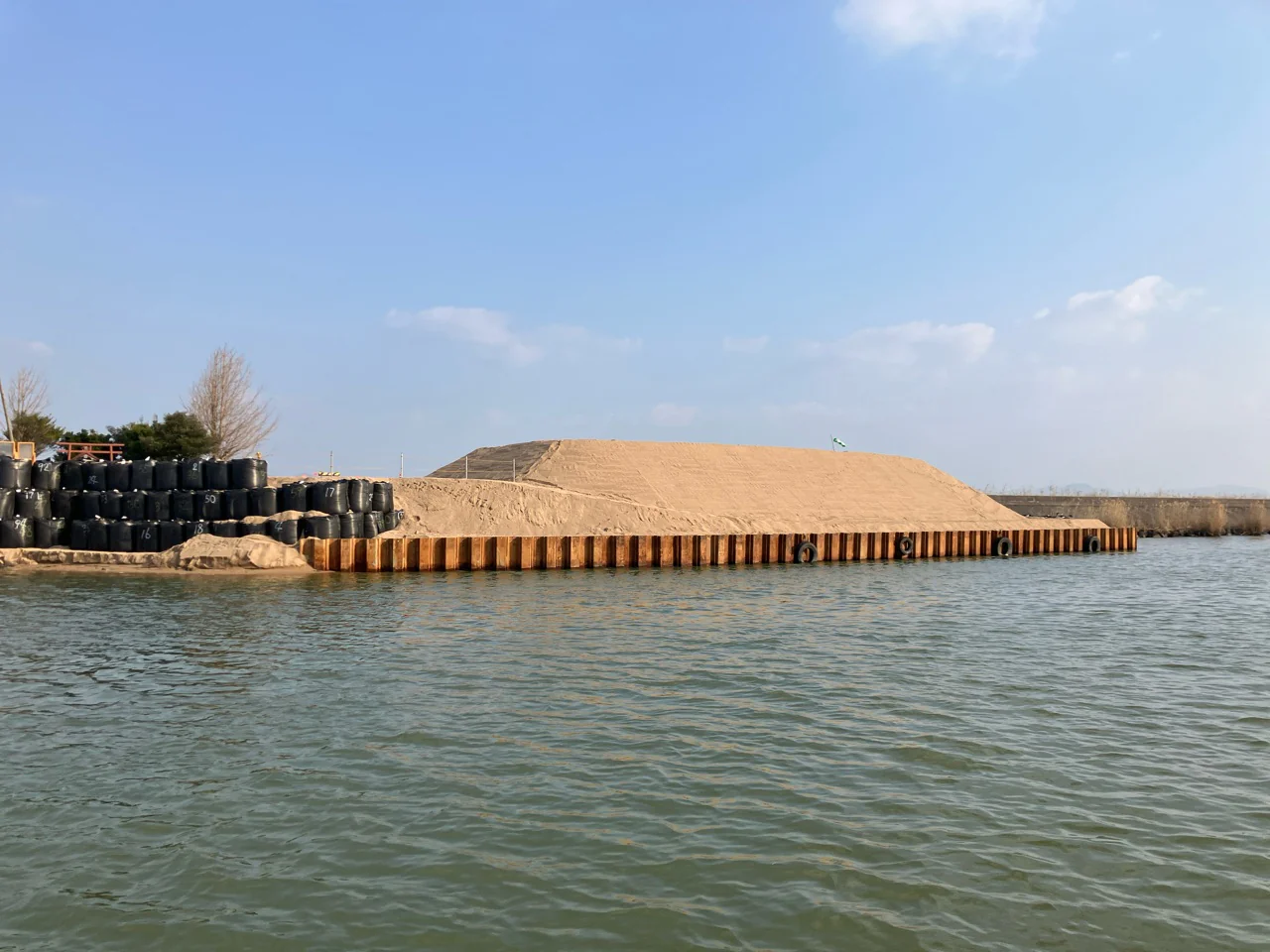 出雲空港周辺対策事業 新建川・宍道湖覆砂工事（第1期）