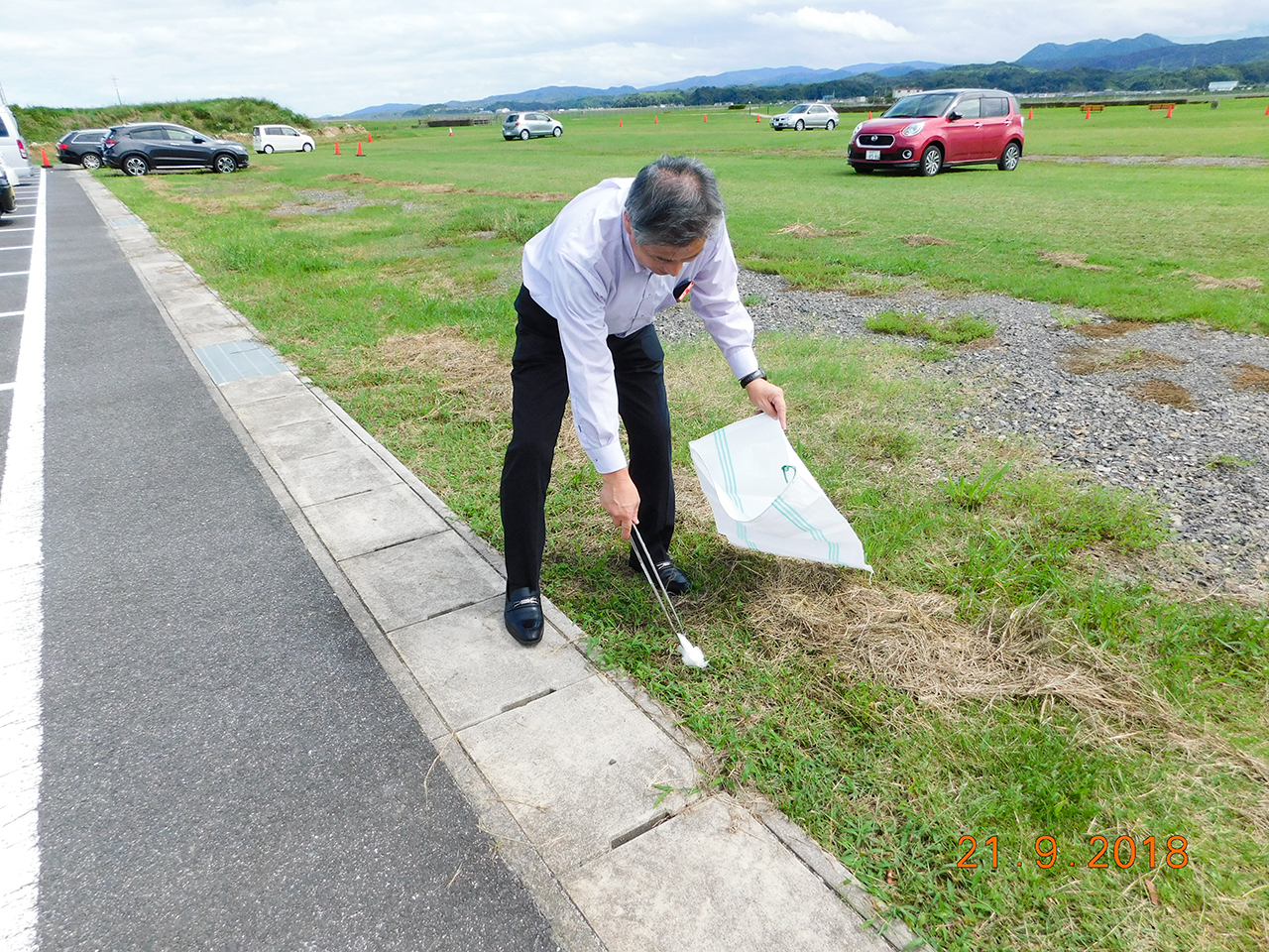 出雲空港ターミナル周辺、市道新川中央線の清掃を行いました。