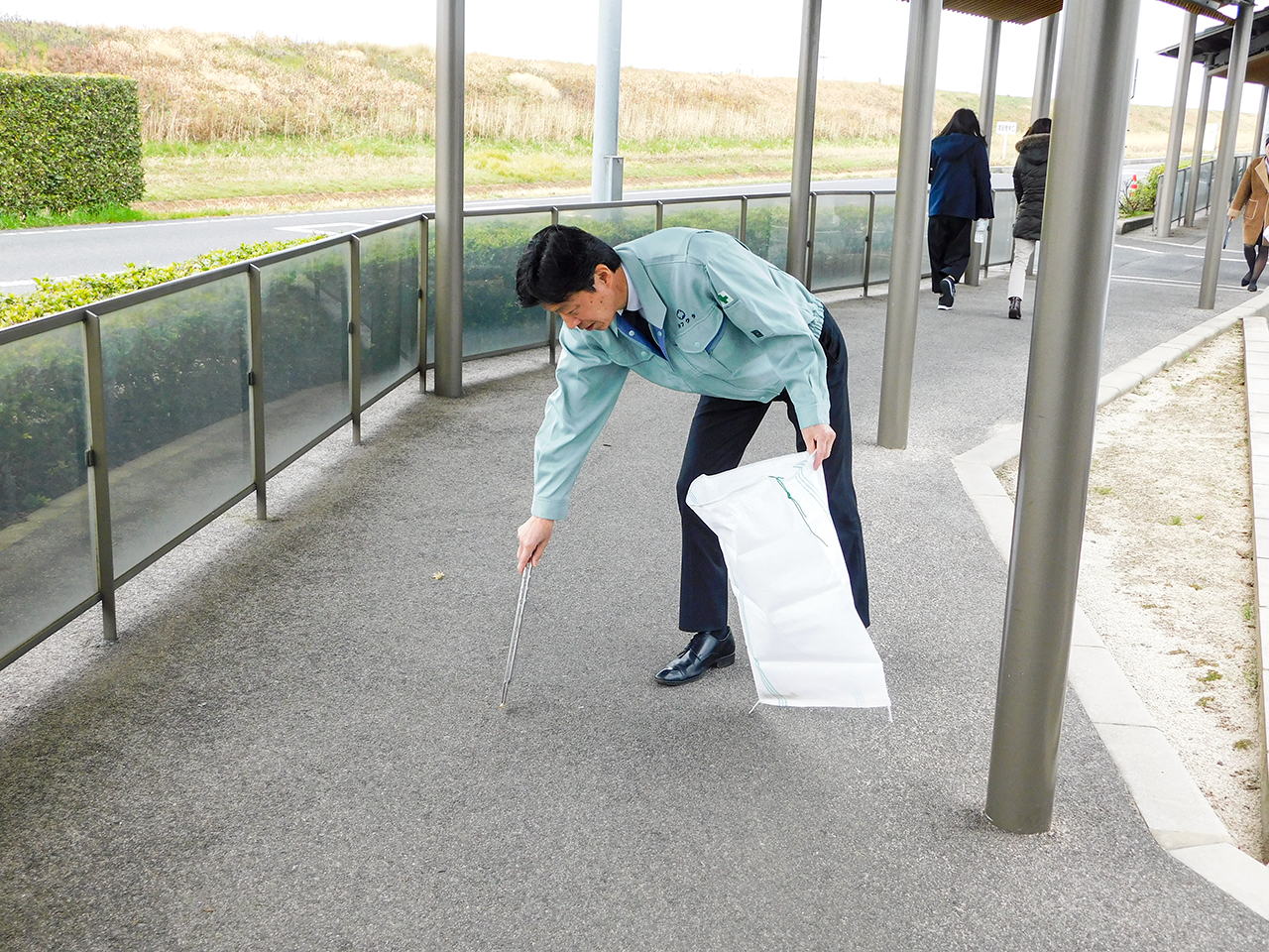 出雲空港ターミナル周辺、市道新川中央線の清掃を行いました。
