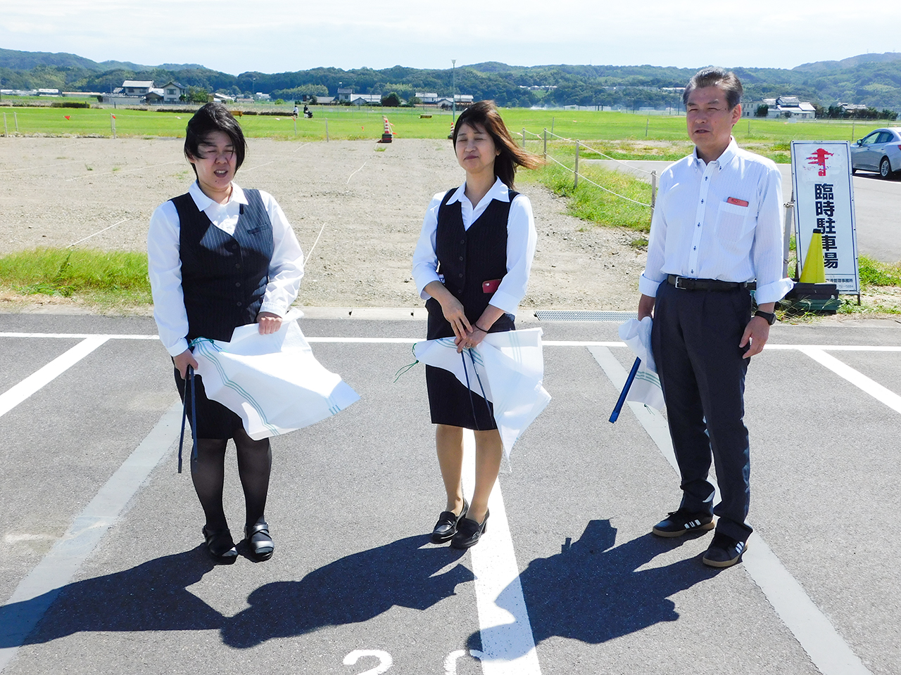 出雲空港ターミナル周辺、市道新川中央線の清掃を行いました。