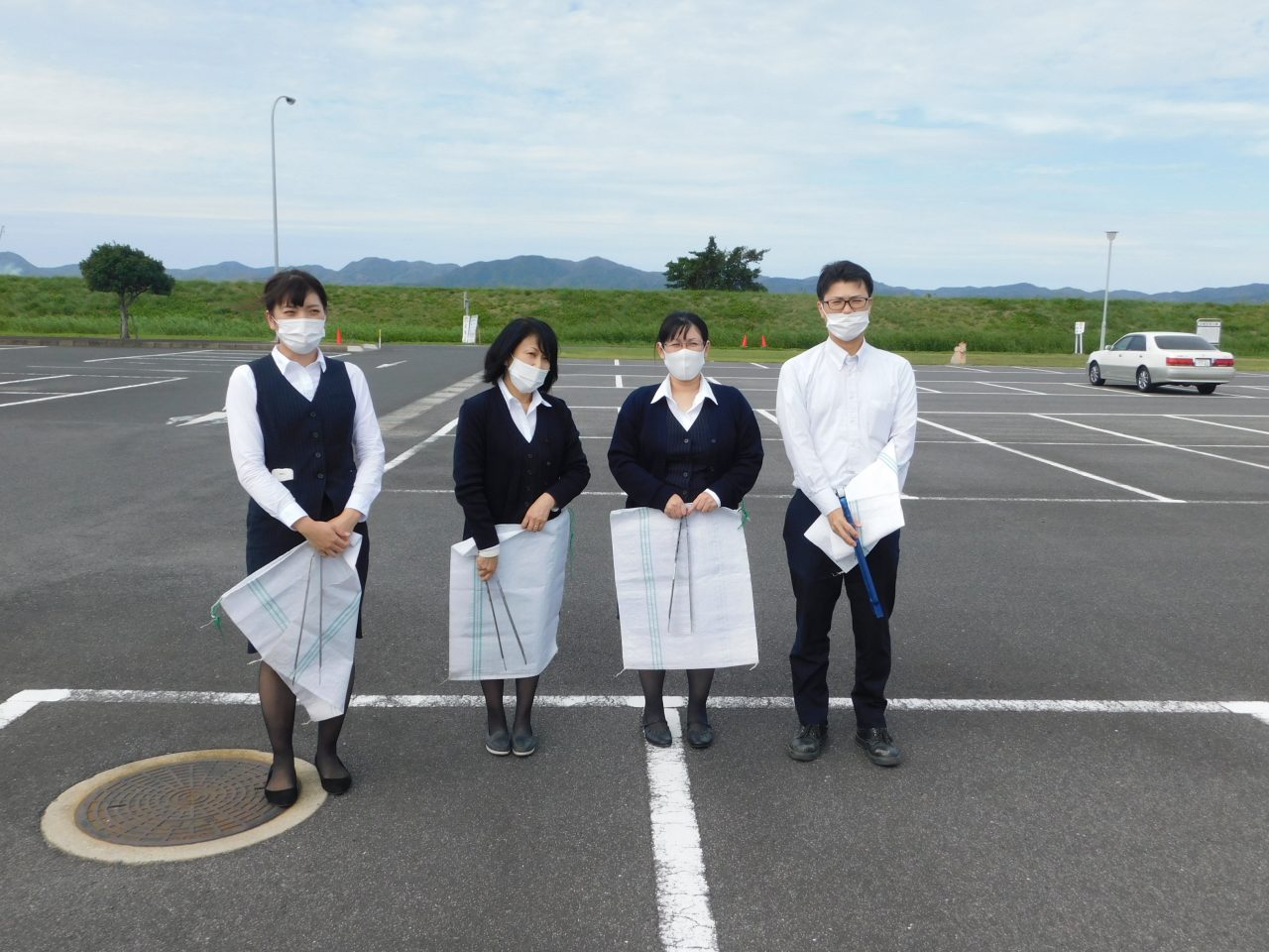 出雲空港ターミナル周辺、市道新川中央線の清掃を行いました。