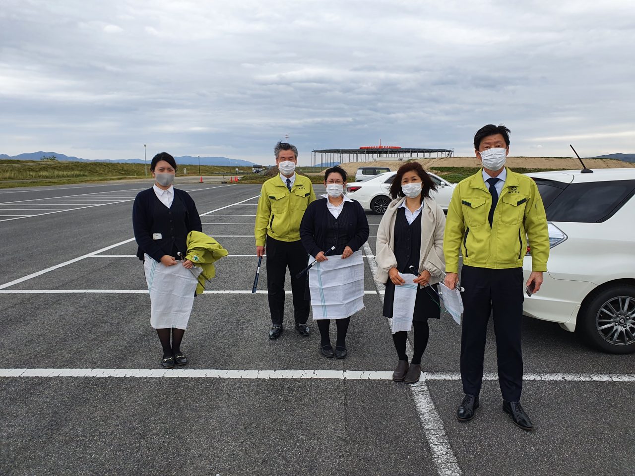 出雲空港ターミナル周辺、市道新川中央線の清掃を行いました。