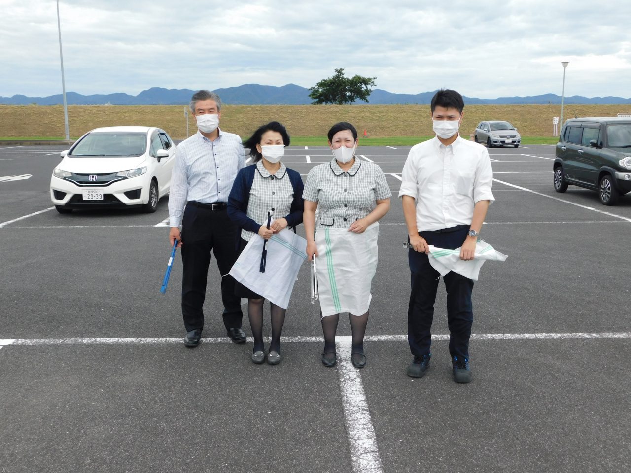 出雲空港ターミナル周辺、市道新川中央線の清掃を行いました。