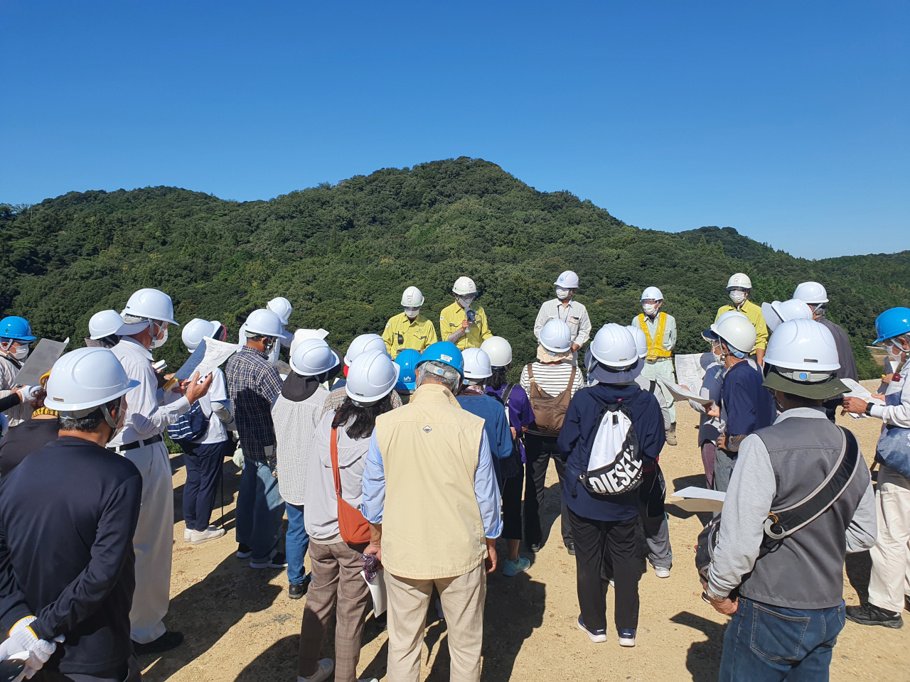 地元の方々をお招きして現場見学会を行いました。