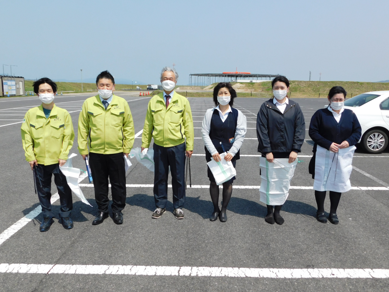 出雲空港ターミナル周辺、市道新川中央線の清掃を行いました。