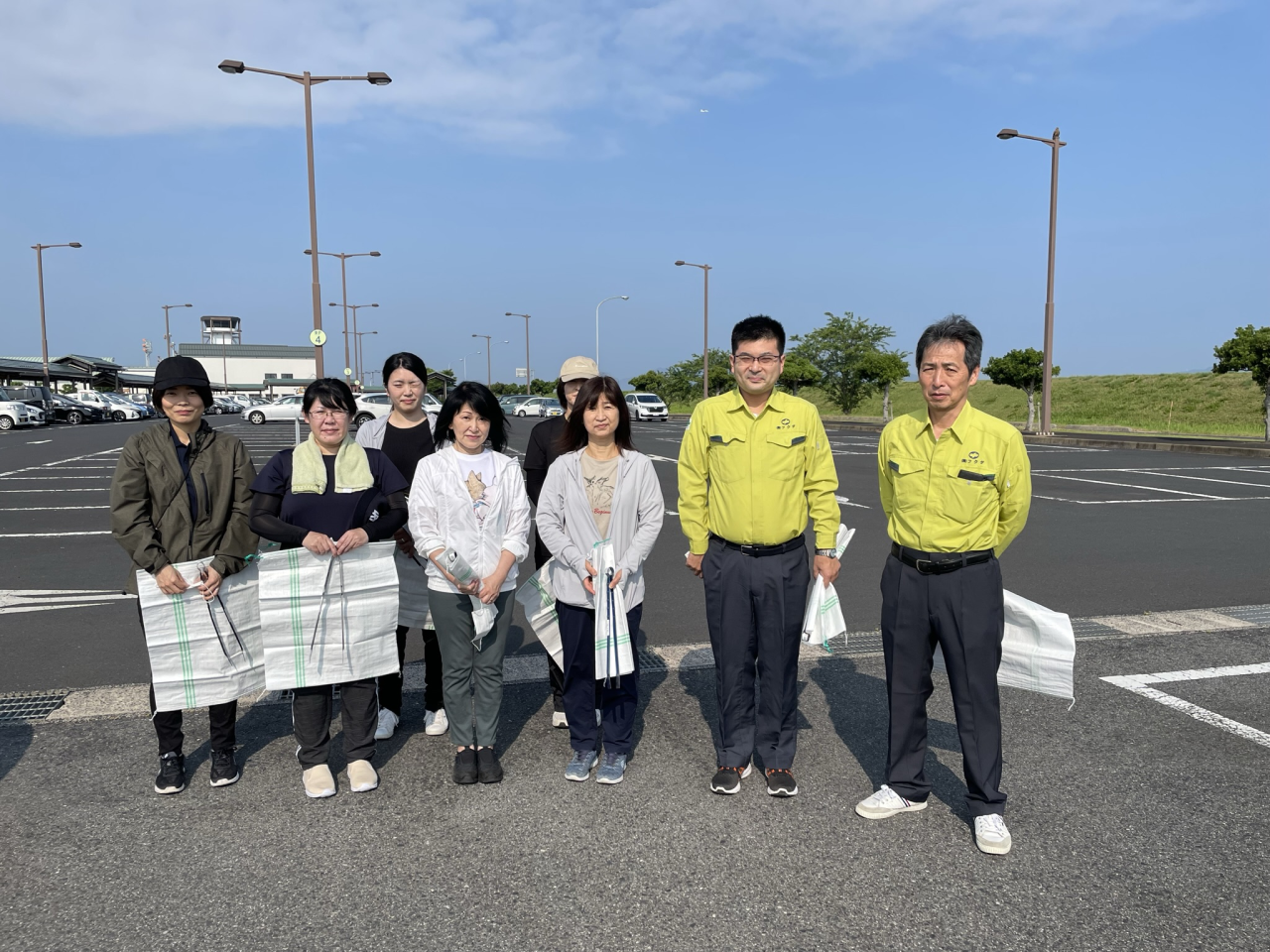 出雲空港ターミナル、市道新川中央線、高瀬川河川敷の清掃を行いました。
