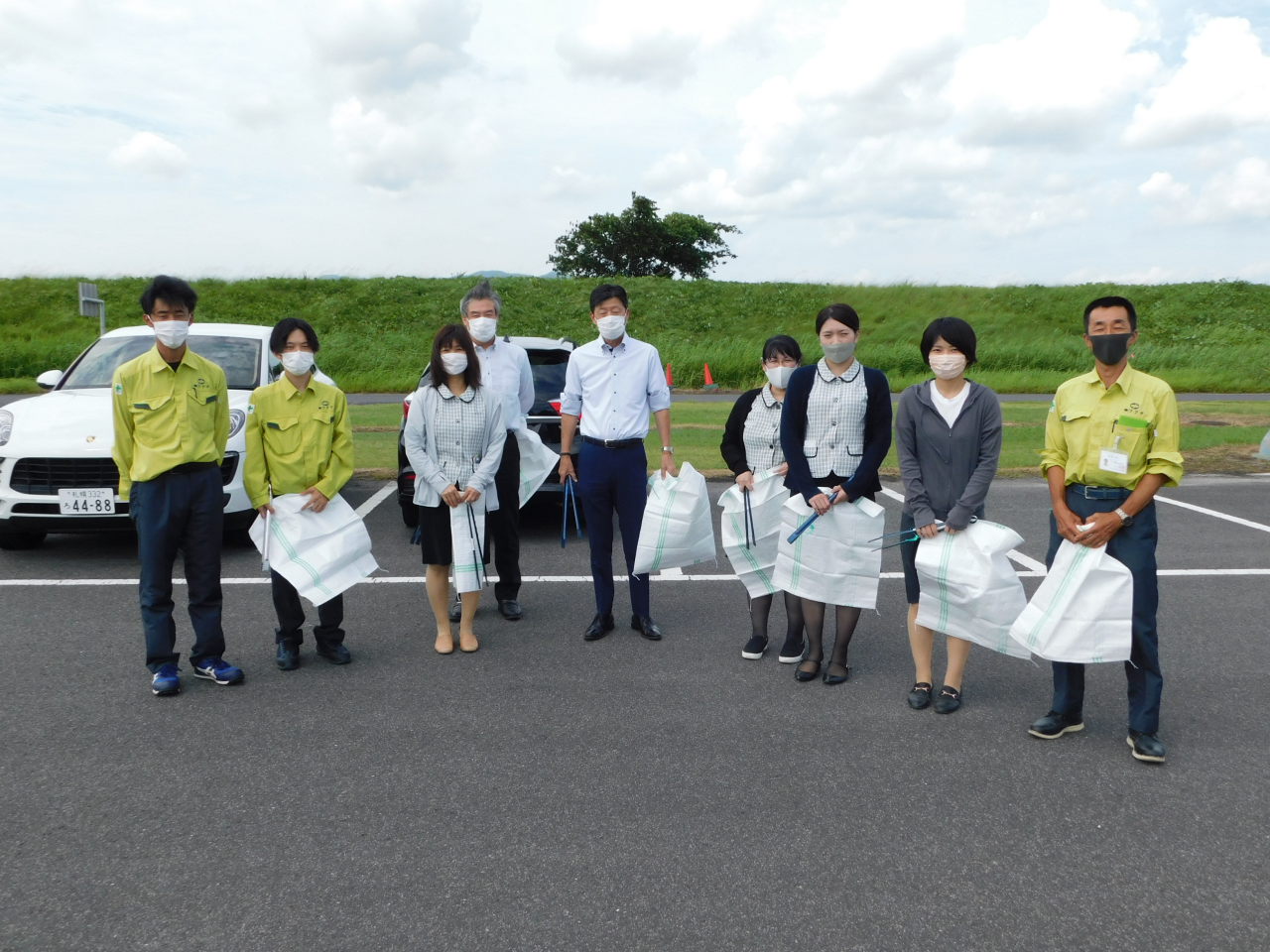 出雲空港ターミナル周辺、市道新川中央線の清掃を行いました。