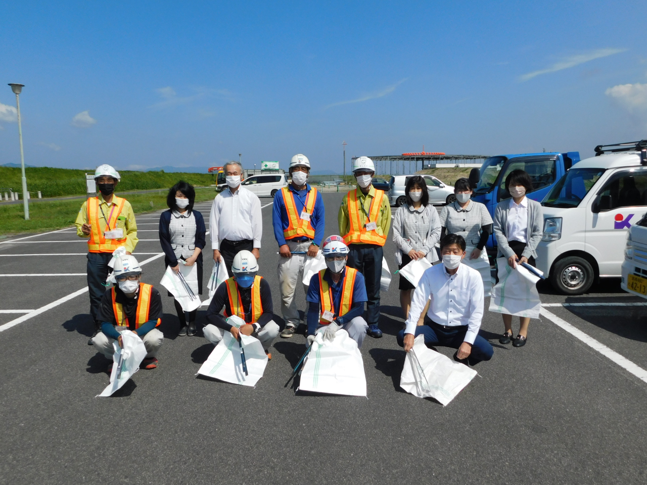 出雲空港ターミナル周辺、市道新川中央線の清掃を行いました。