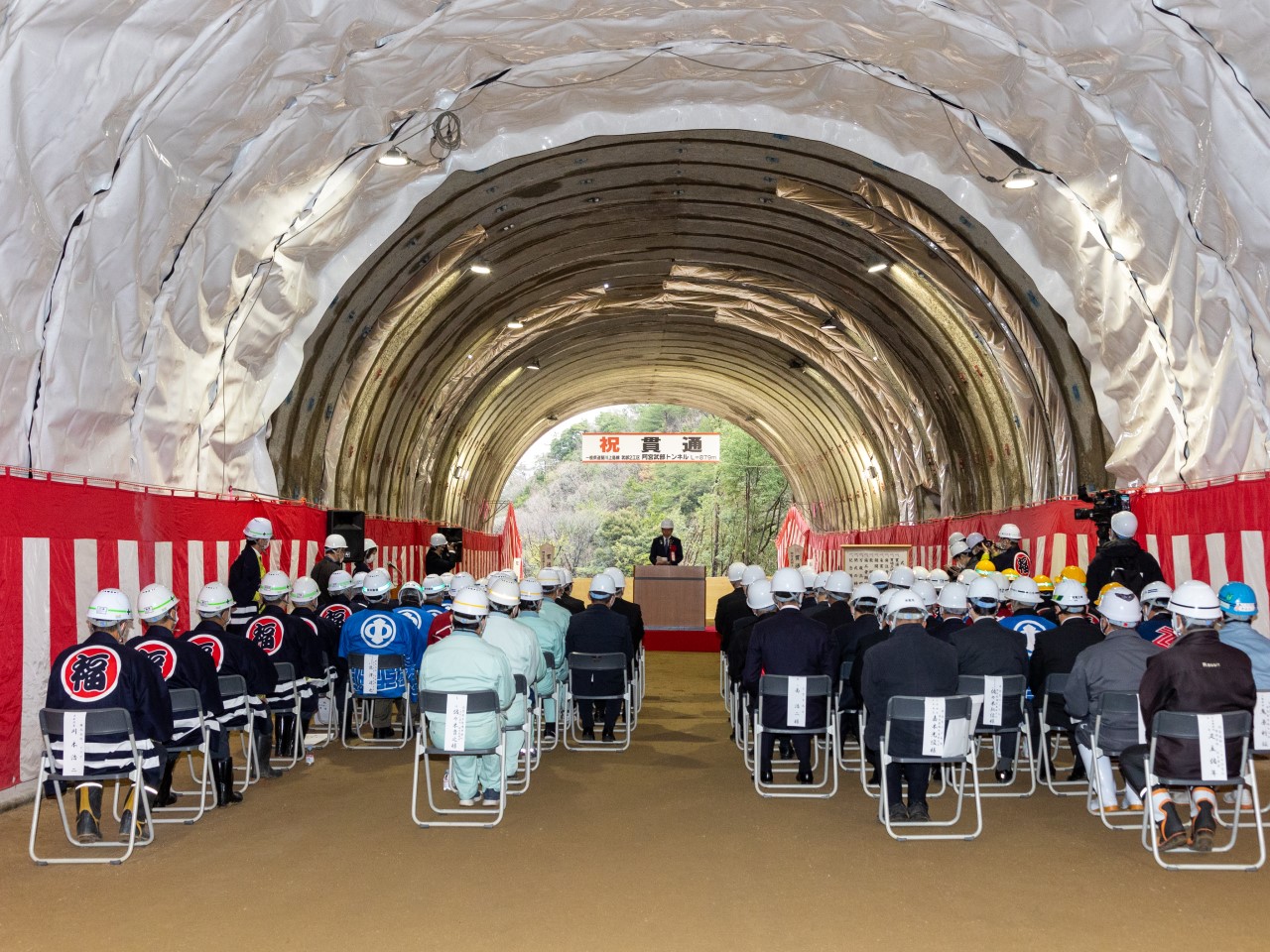 阿宮武部トンネルの貫通式を執り行いました。