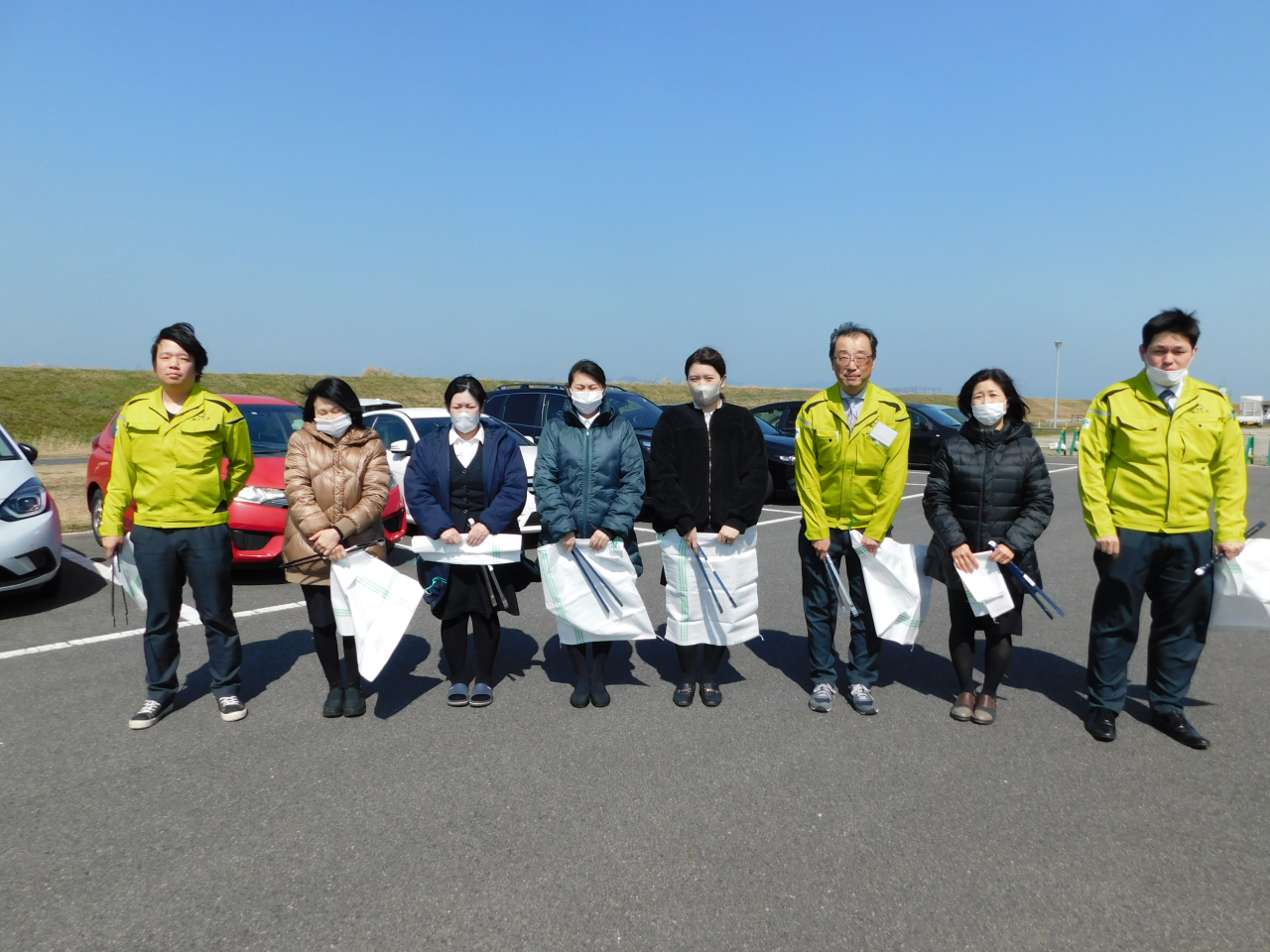 出雲空港ターミナル周辺、市道新川中央線の清掃を行いました。