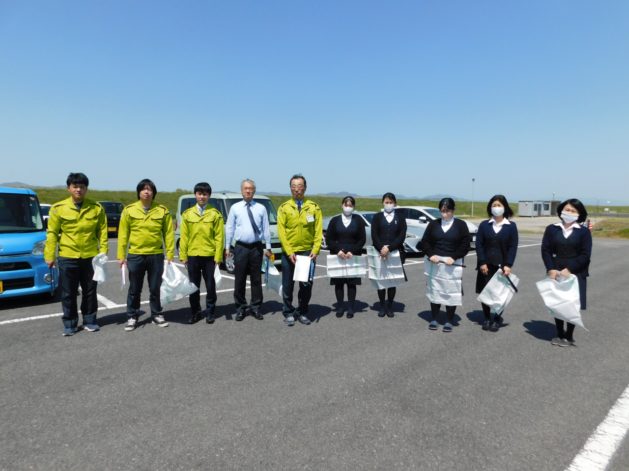 出雲空港ターミナル周辺、市道新川中央線の清掃を行いました。