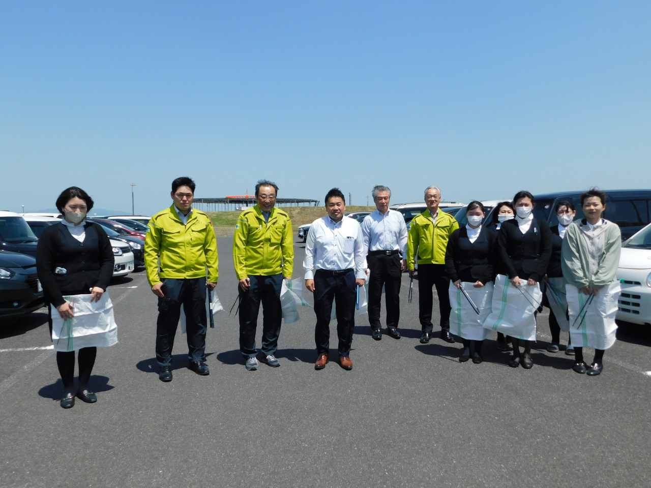 出雲空港ターミナル周辺、市道新川中央線の清掃を行いました。