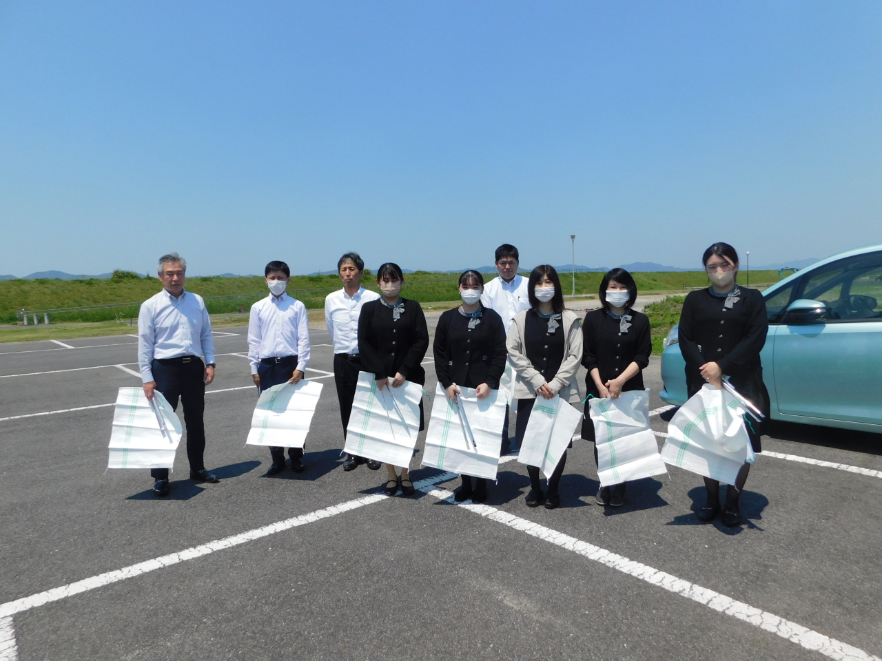 出雲空港ターミナル周辺、市道新川中央線の清掃を行いました。