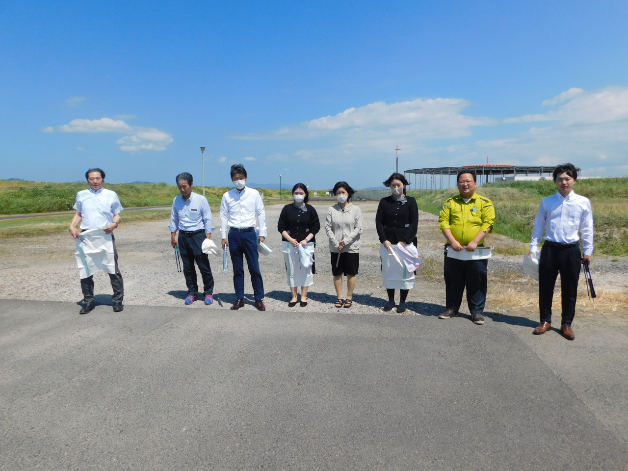 出雲空港ターミナル周辺、市道新川中央線の清掃を行いました。