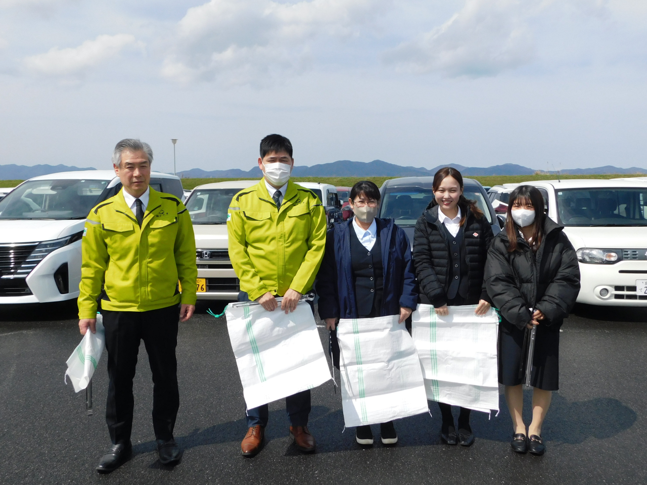 出雲空港ターミナル周辺、市道新川中央線の清掃を行いました。