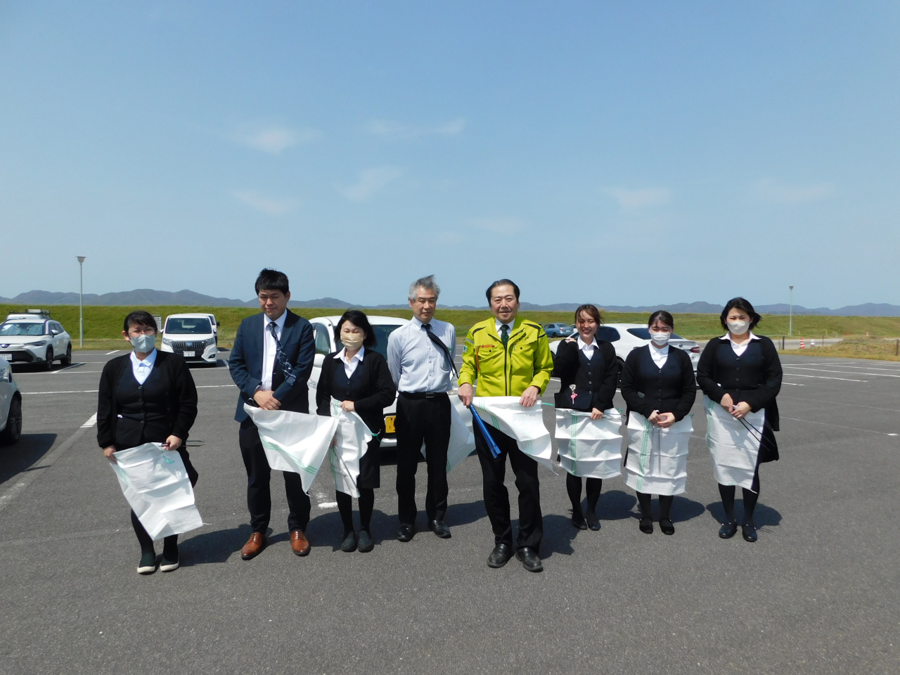 出雲空港ターミナル周辺、市道新川中央線の清掃を行いました。