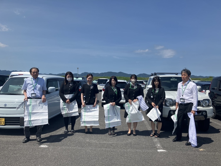 出雲空港ターミナル周辺、市道新川中央線の清掃を行いました。