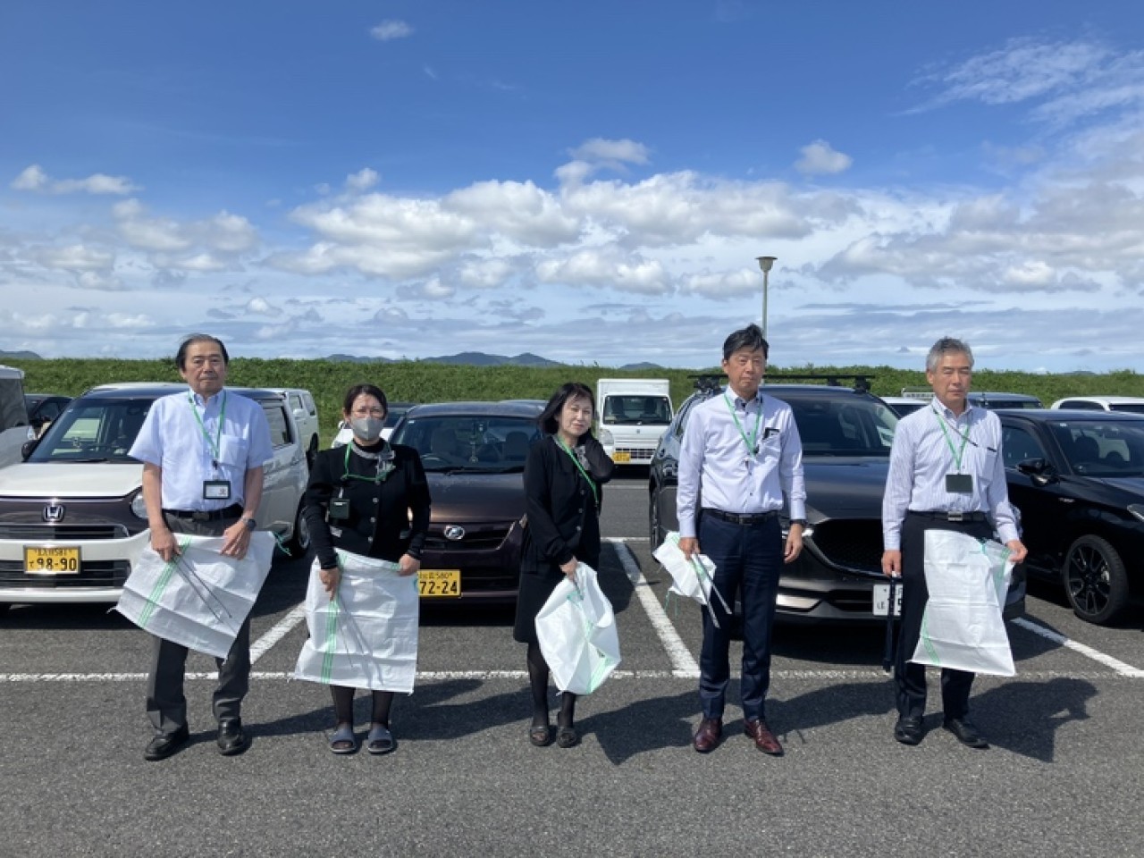 出雲空港ターミナル周辺、市道新川中央線の清掃を行いました。