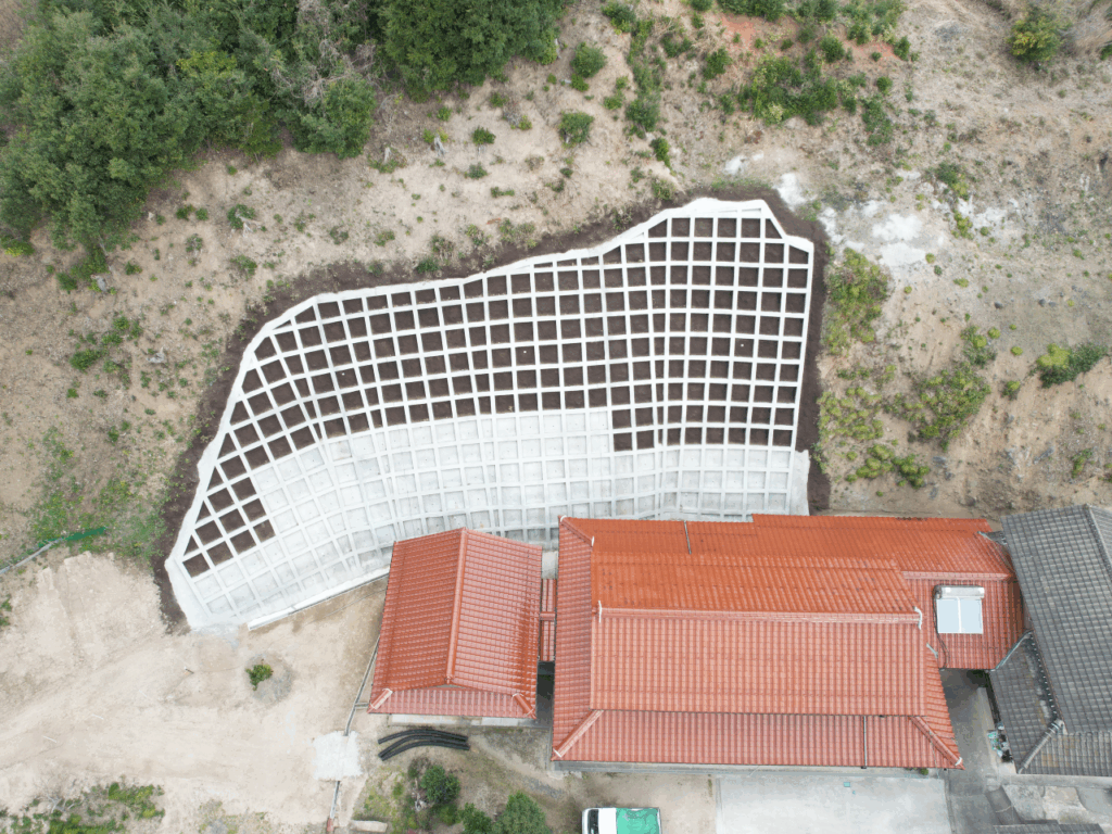 令和4年度県単緊急地すべり対策事業斐川地区斜面改良工事