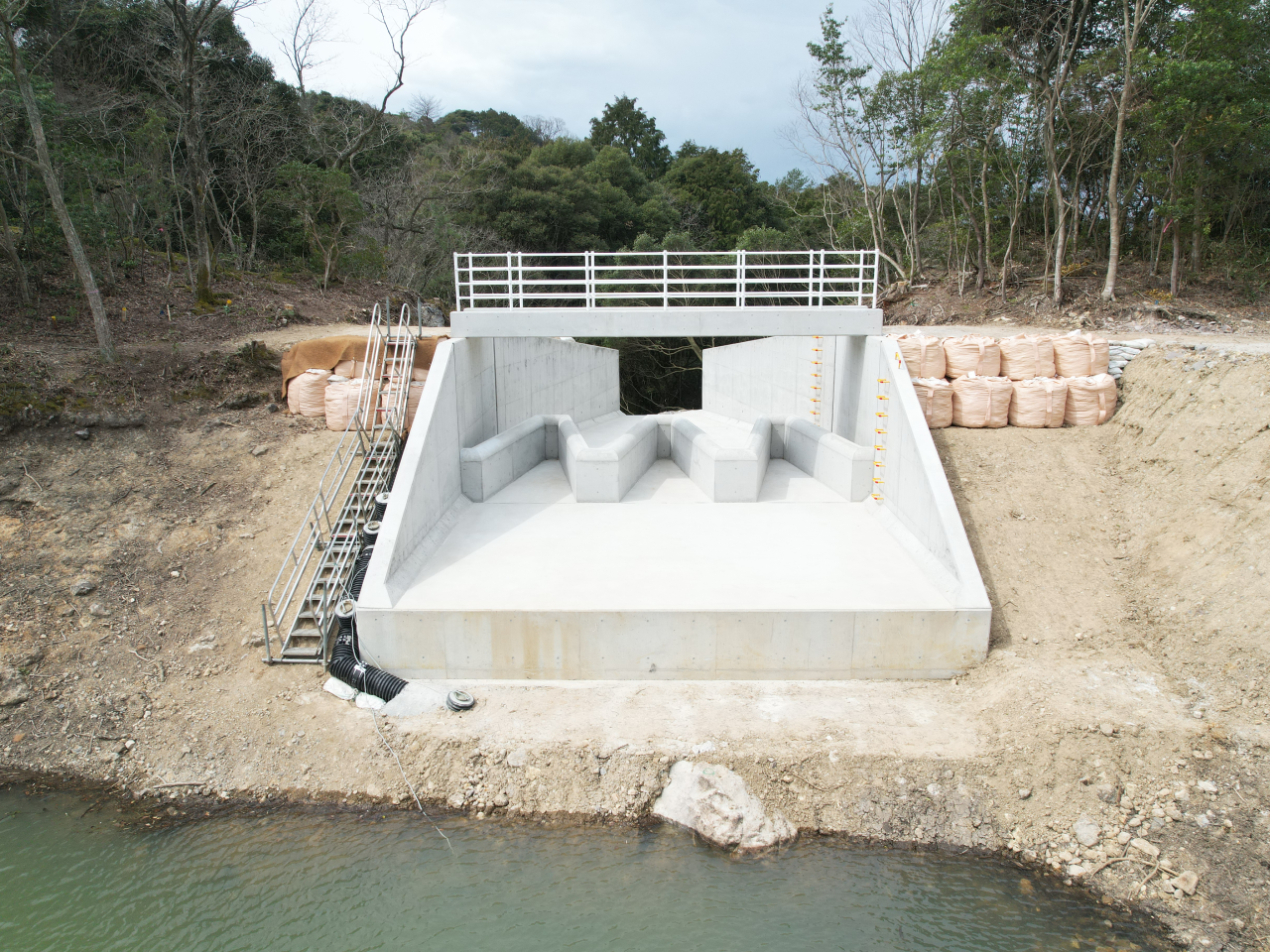 令和５年度　農村地域防災減災事業（ため池整備）鳴滝地区　ため池改修（その１）工事