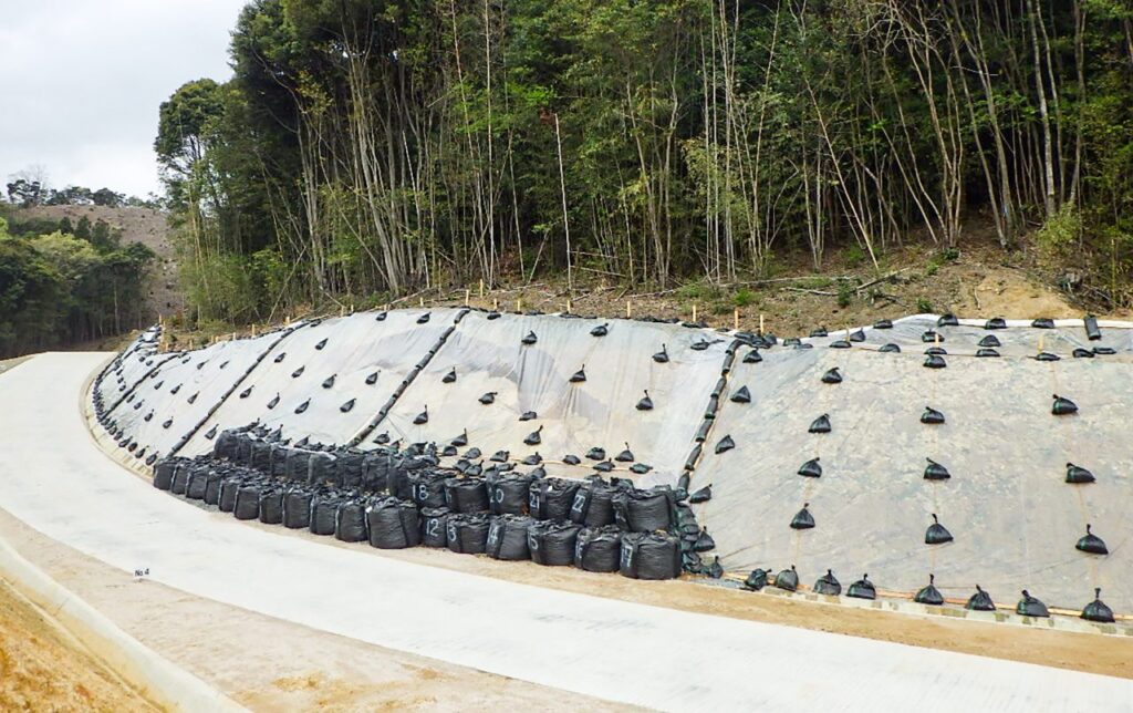 静間仁摩道路西山地区外路側整備工事