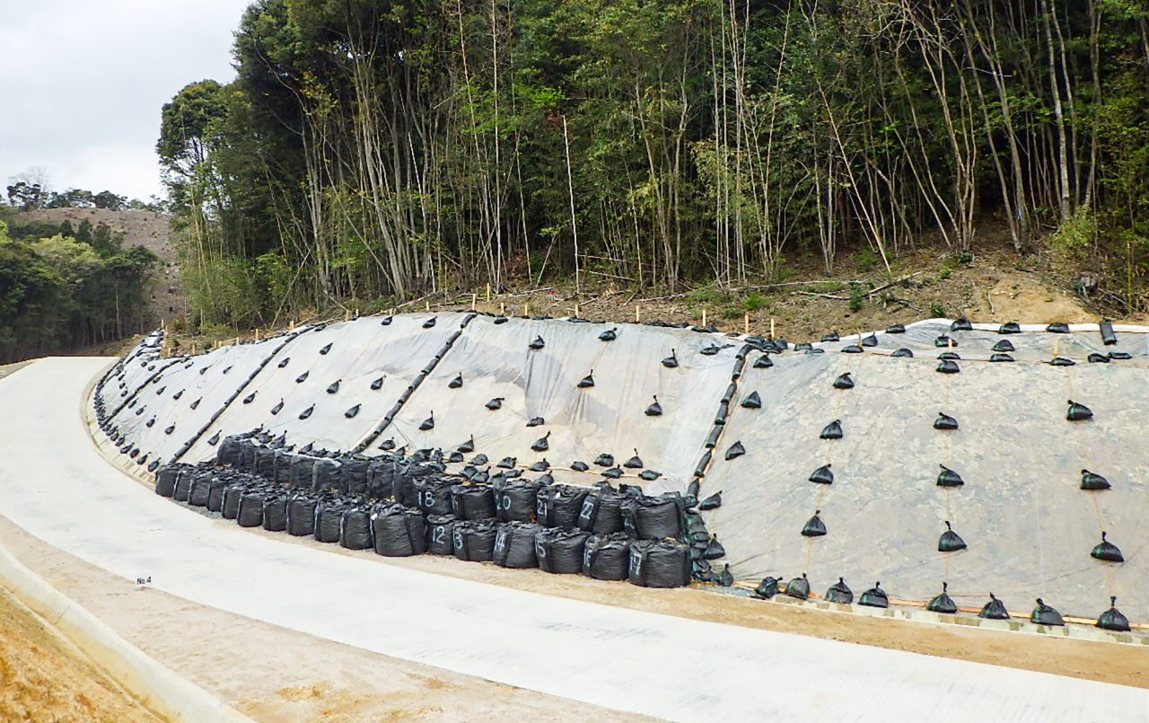 静間仁摩道路西山地区外路側整備工事