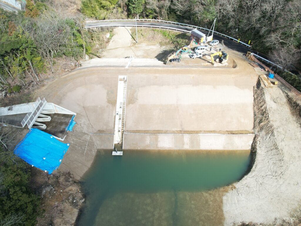 令和７年度　農村地域防災減災事業（ため池整備）鳴滝地区　ため池改修（その３）工事