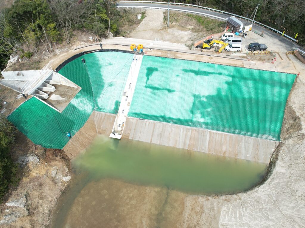令和７年度　農村地域防災減災事業（ため池整備）鳴滝地区　ため池改修（その３）工事