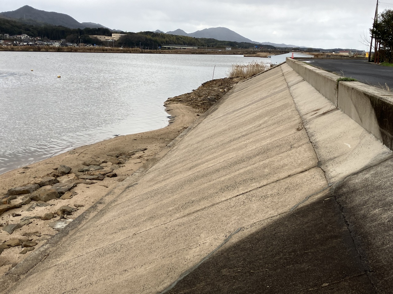 出雲空港周辺対策事業 宍道湖覆砂工事（第４期）